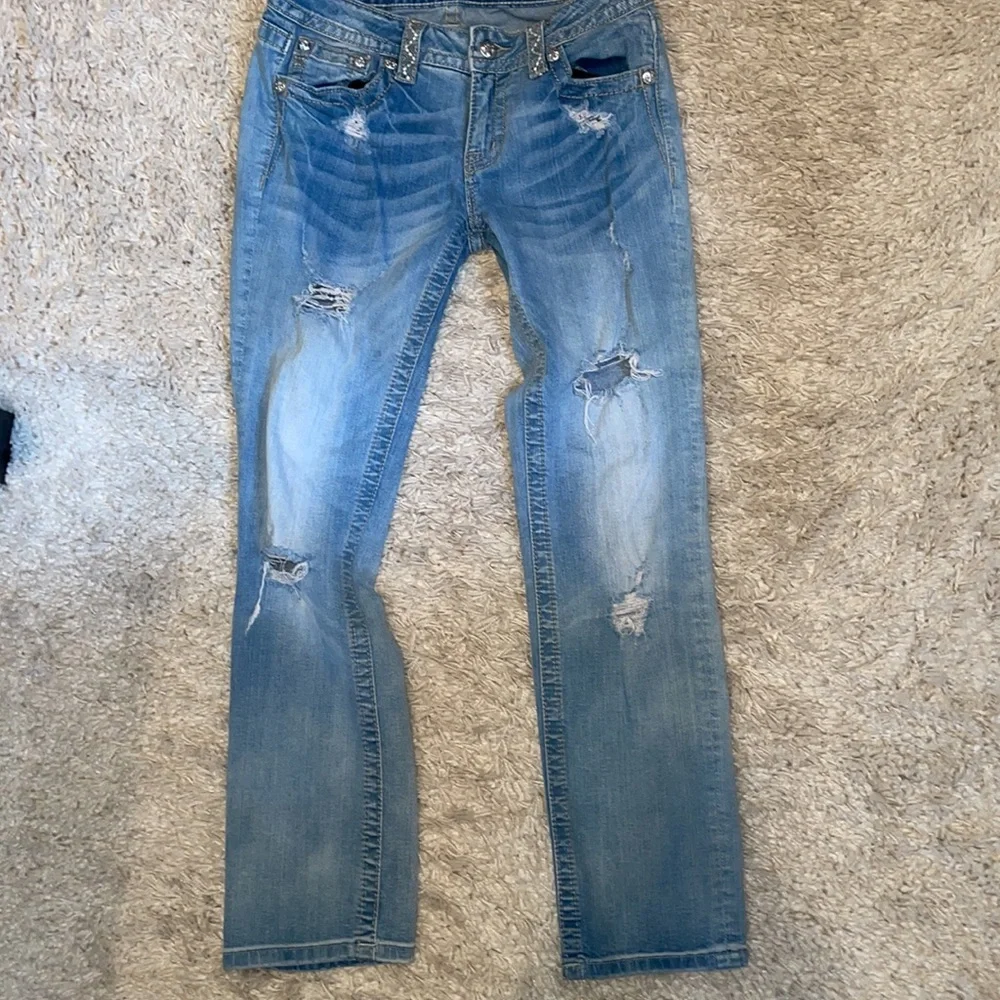 Miss Me Signature Crop Distressed Light Wash Low-Rise Size 29 - Picture 4 of 15